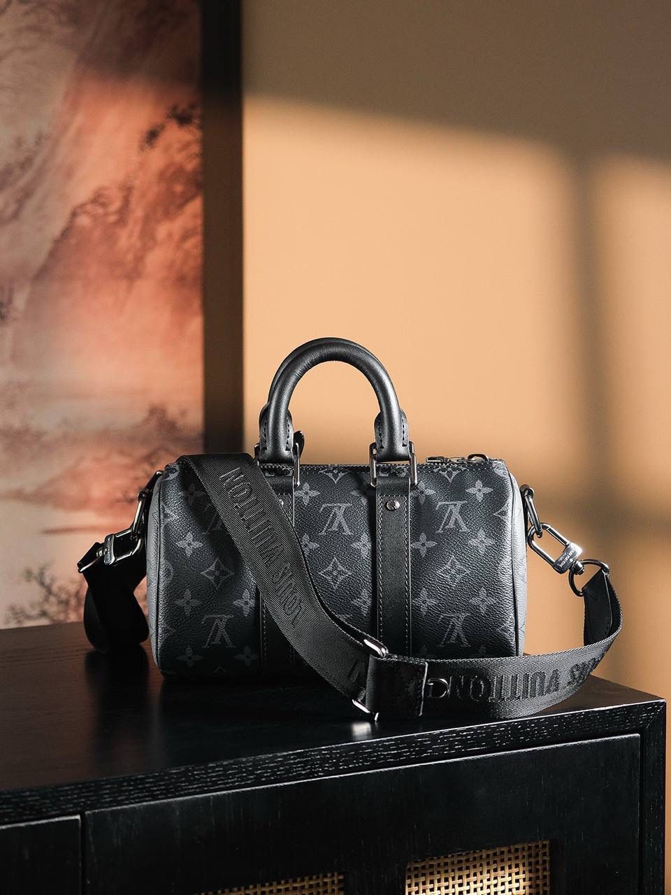 𝐊𝐞𝐞𝐩𝐚𝐥𝐥 𝐂𝐢𝐭𝐲𝟐𝟓 👜✨ ▪️尺寸：25*15*11cm▪️ 𝕂𝕖𝕖𝕡𝕒𝕝𝕝系列一直是潮男们的最爱， 同时也是潮男们日常使用最高频率的包包🔥 尤其是黑老花色，低调又帅气十足， 男女皆可，小巧又能装，凹造型神器！ 容纳量满足于日常使用，兼顾实用和美观，简直妥妥的无死角的设计，又酷又飒的颜值！