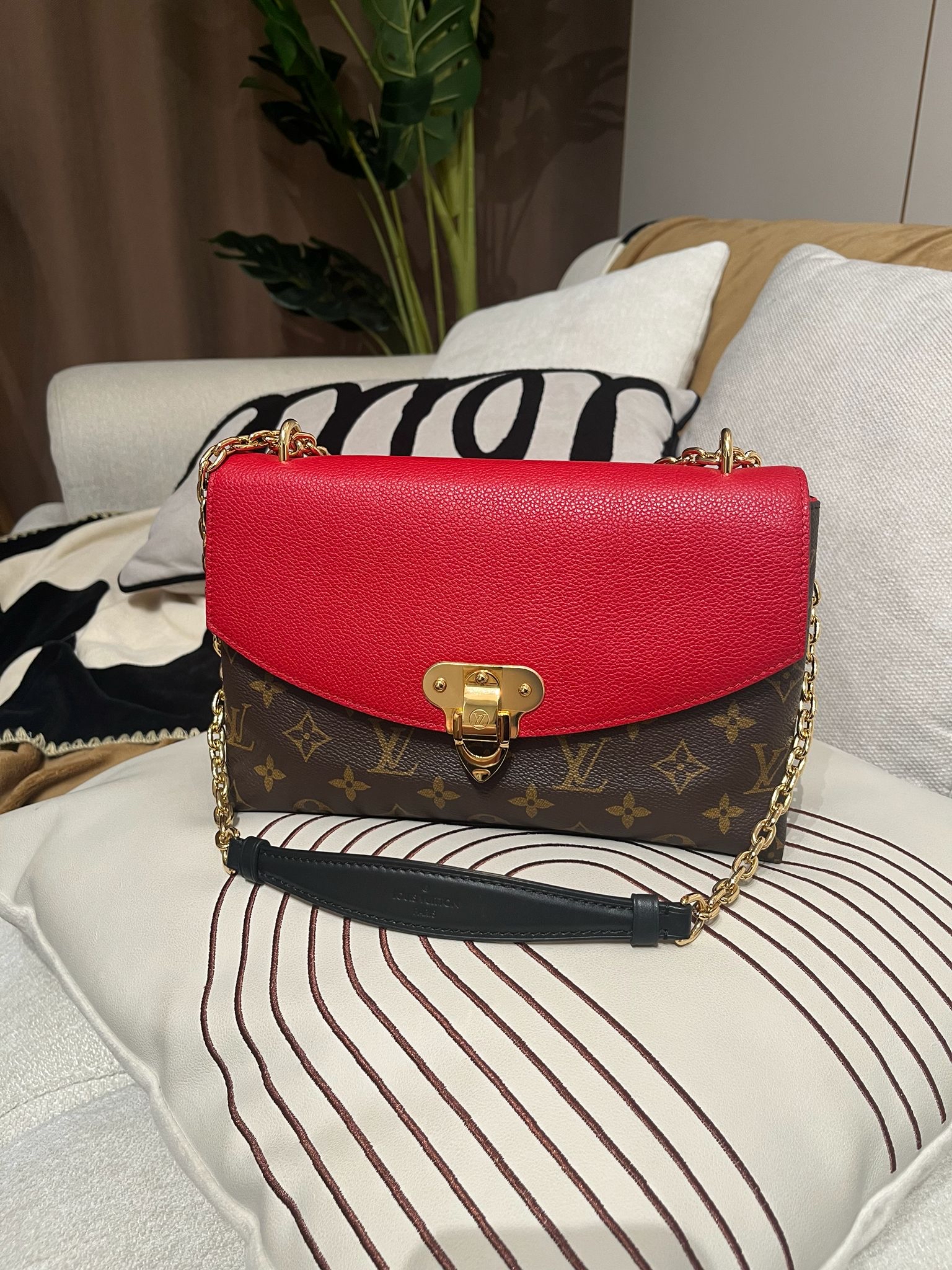 Lv Saint Placide Monogram Chain SHOULDER BAG M43713 100%Authentic ,98%new✅dust bag  