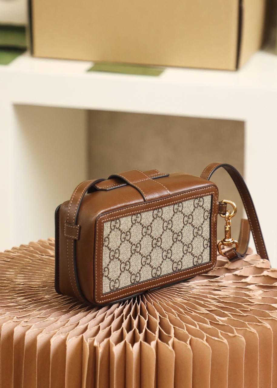 ▪️ 𝙂 𝙂复古盒子包#614368# 原厂皮▪️ ☑️尺寸：18*10.5*6.5cm 四方盒子包，每一处都是设计师的灵魂设计，这款方形盒子包从复古的旅行配件中摄取灵感，采用精髓标志性图案搭配棕色皮质设计，完全演绎出了一款男女可共同的盒子小包，作为情侣款搭配，绝对是满分的好评，别看它迷你的身影，实际上，日常的容纳量都能满足你！🔥🔥