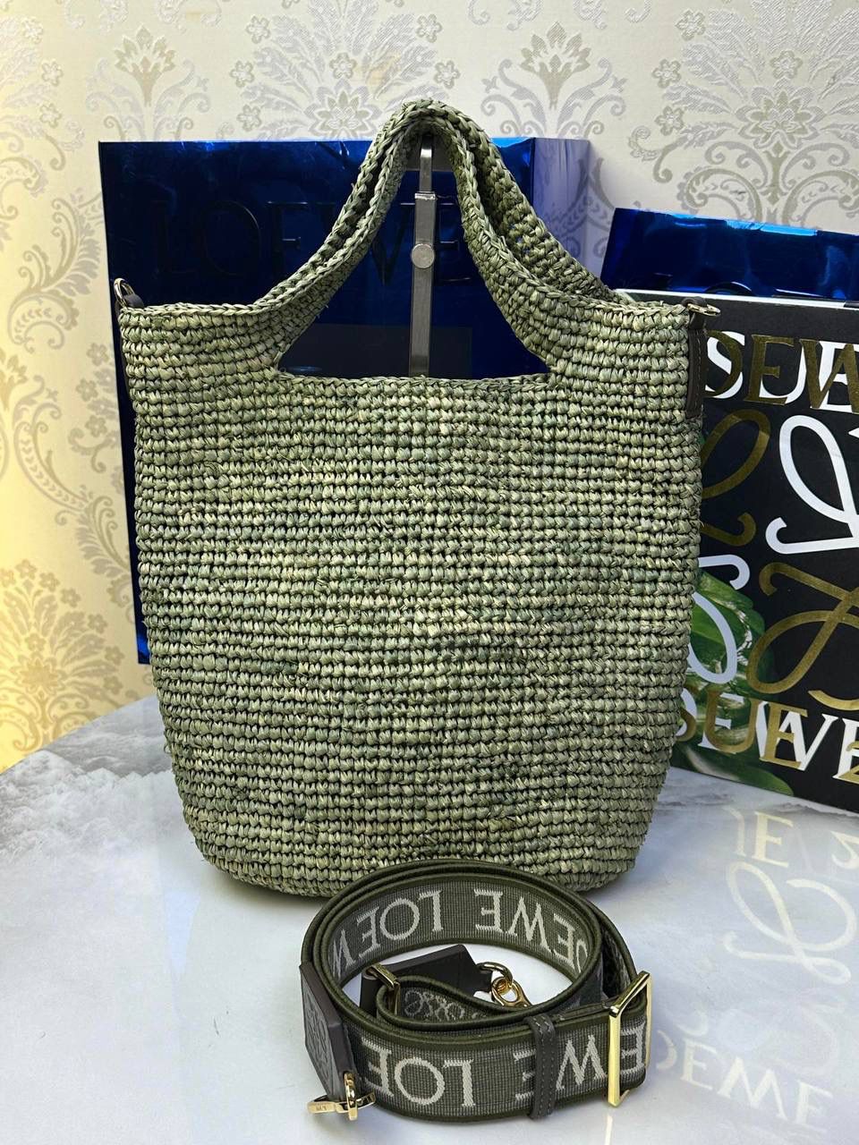 🎈𝙋𝙖𝙪𝙡𝙖 𝙞𝙗𝙞𝙯𝙖 迷你酒椰草编包𝙎𝙡𝙞𝙩🧺 ——【橄榄绿到货‼️】 面料：进口拉菲草/牛皮 尺寸：𝟑𝟎-𝟖-𝟑𝟎𝐜𝐦 编码：652405 （下单须知：由于天然纤维材料特别，带毛刺，日照时间长短不同，颜色略有变化，纯手工编织制作而成，每一只都独一无二，每个包的尺寸也有所不同‼️完美主义者慎入⚠️） 👉🏻此款草编包由纯进口拉菲草叶手工编织制作而成，搭配有一条可拆卸的刺绣宽肩带，可斜挎/肩背/手提等多样化背法❤️时尚清新，软塌不定性，慵懒又随性，夏日出行必备‼️