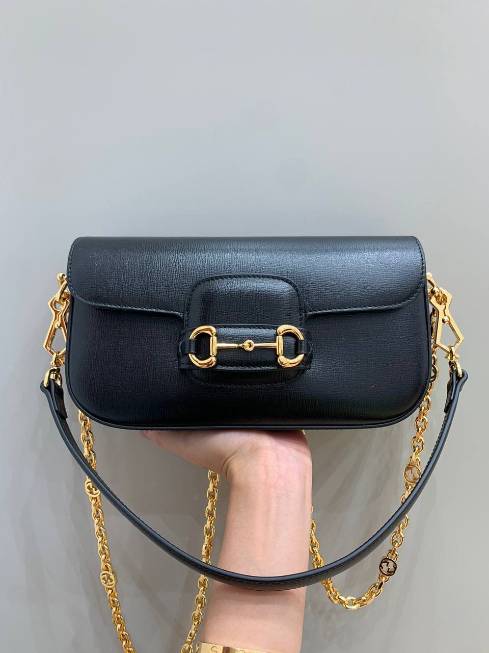 新背景实拍正品级 。Gucc1 horsebit法棍包（原皮黑色） 销量王🔥全皮系列❗️ 抓住一只小可爱，又是颜值巅峰之作 法棍出全皮拉，比起老花我更爱全皮！ 时髦复古女孩的一眼心动， 腋下包造型真的是再一次惊艳 最火爆的马衔扣元素加上最时尚的腋下背法 今年妥妥的包王无疑了！ 品牌爸爸，你真的别太拿捏我！ 斜挎则改成了金属链条，太有撞击感了！ 全皮腋下背搭配金属斜挎背， 还没有正式上线就全网断货了， 就问你拒绝得了吗！！ 型号735178 尺寸24/13/5.5cm