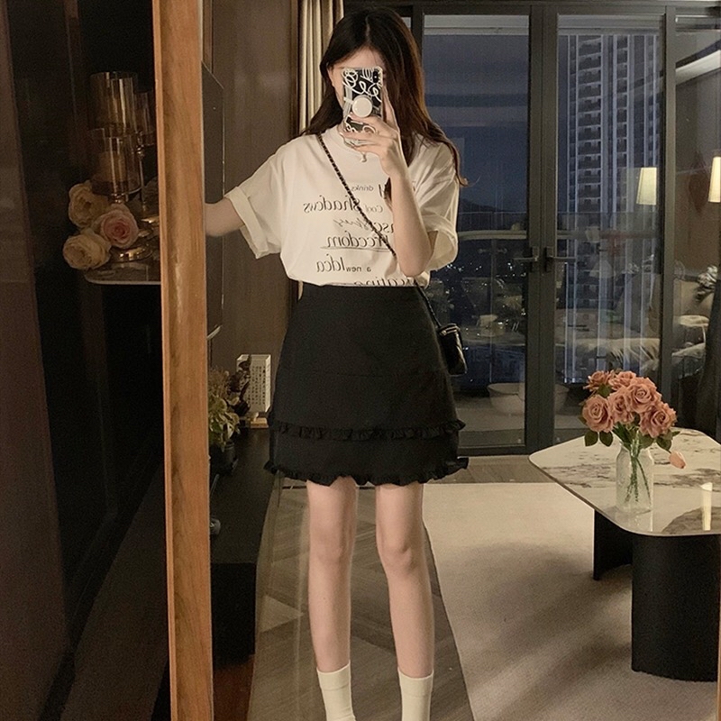 B383(16908) 韩版甜美风下摆双横百褶木耳边黑短裙 