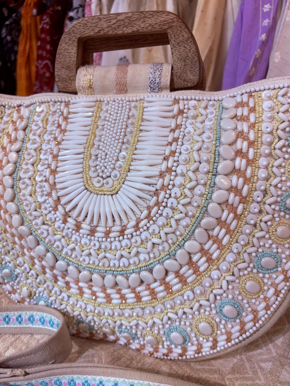 印度製造 - 半月型粉色全珠仔刺繡木手挽袋