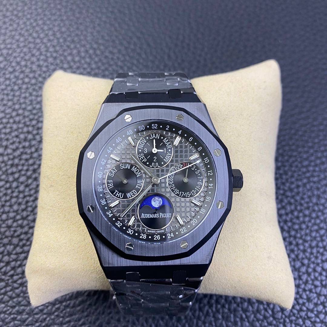 改装正品一致 AP黑陶瓷26579 真月相 一体机5134自动上链机芯， 厚度10.5mm（区别市面普通版本14mm ） 所有功能真实可用，更薄 更像 ！ 增加平闰年开模白针非市面钢针涂改液针 改大秒白针针序可随时针转动 非市面打胶版本陶瓷拉丝深度加工