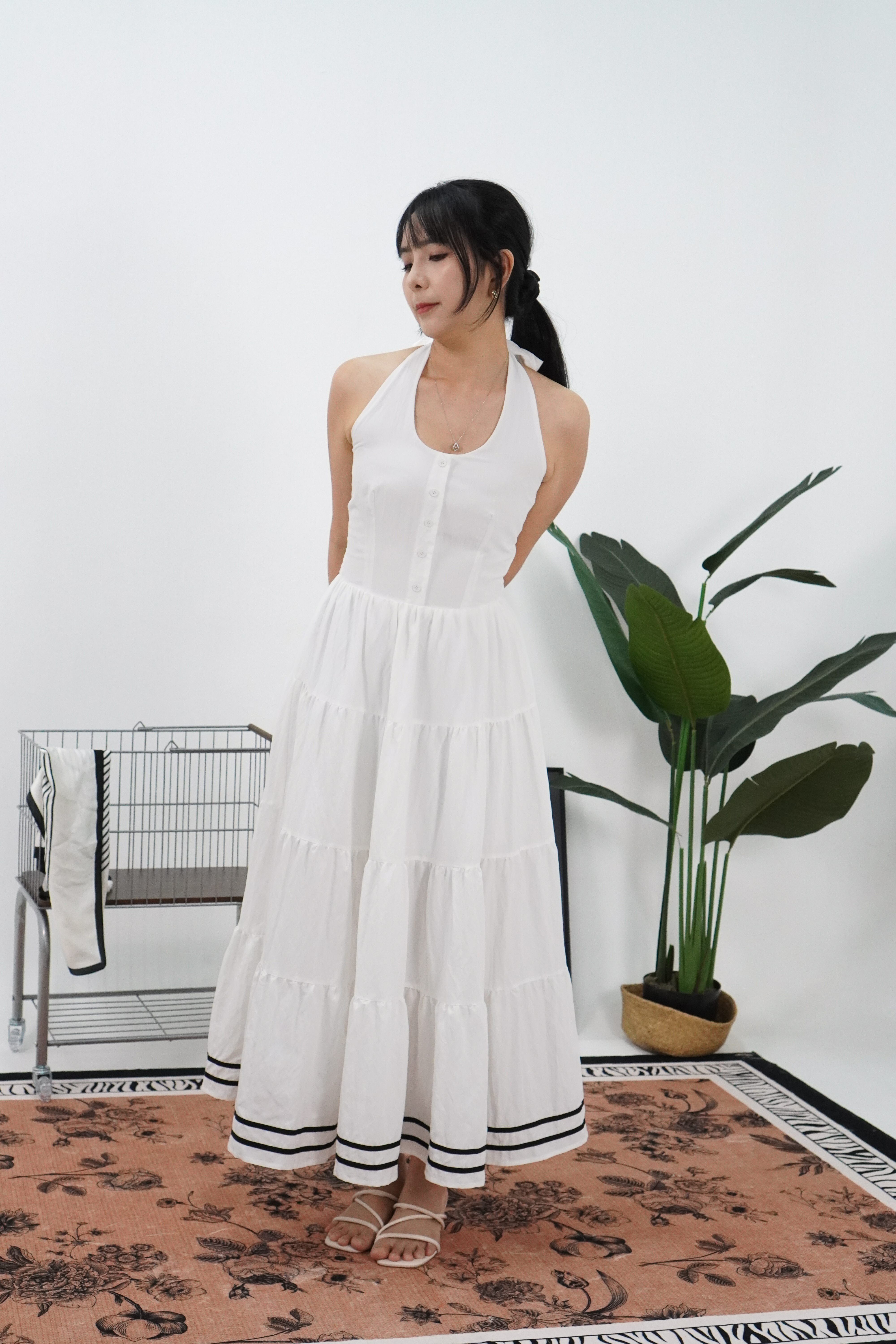 白色法式挂脖连衣裙