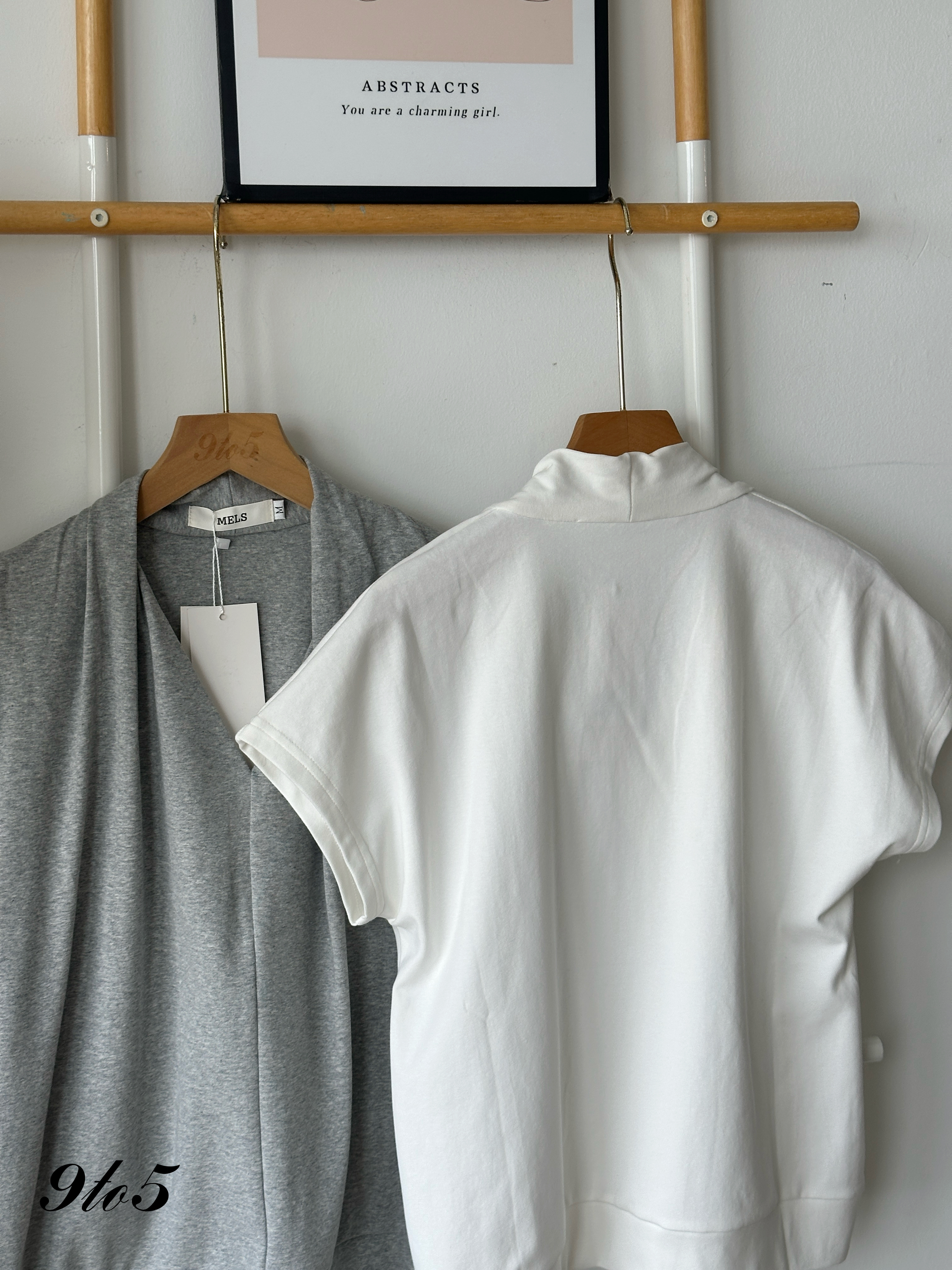 T4162 V Neck Top - Grey & White
