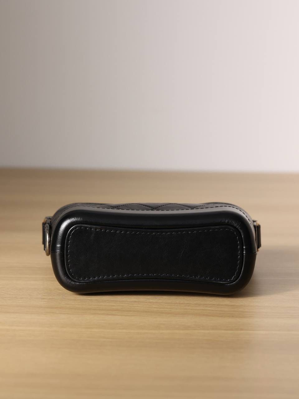 chanel流浪包黑色小号👜💞 还是独家老渠道货 都是欧洲原产进口的牛皮和纯钢五金组装的尾单货 独一无二的品质✨五金是纯钢复古五金 黑色和金色搭配 随意调节肩带 绝对的百搭爆款🌟 尺寸:15 x 8 x 20cm