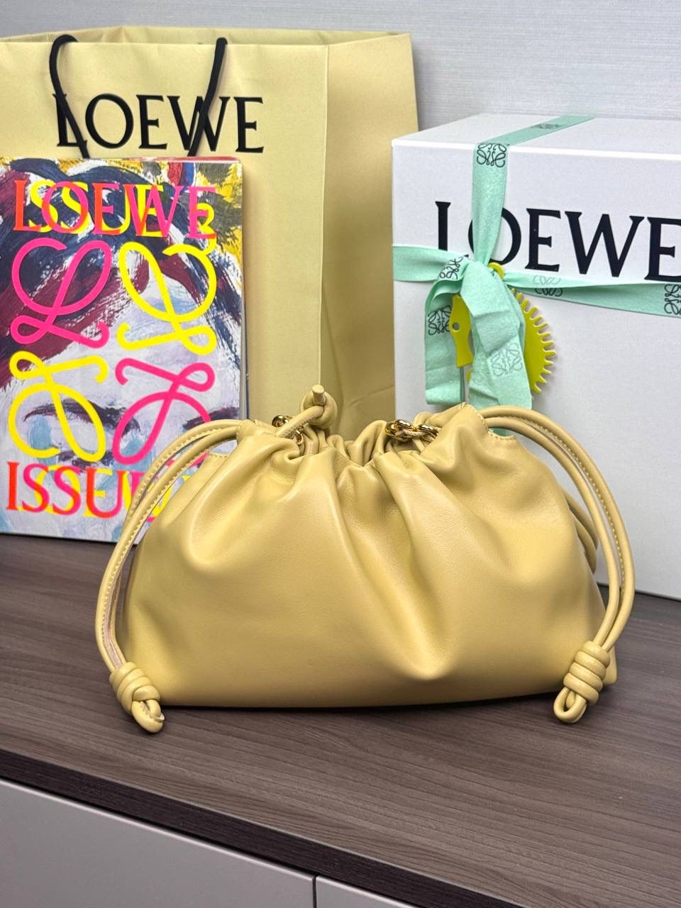 🎈中号链条款𝙁𝙡𝙖𝙢𝙚𝙣𝙘𝙤 𝙋𝙪𝙧𝙨𝙚羊皮 ——【黄油色】 尺寸：𝟯𝟬-𝟭𝟬.𝟓-𝟮𝟬𝐜𝐦 编码：012403 【配全套礼盒】 👉🏻延续福袋收缩绳褶皱设计，羊皮包身手感细腻柔软❤️ 👉🏻链条肩带➕皮肩带的双肩带设计，时尚百搭，给足了集美们多样化的选择。肩带可拆卸可调节，磁扣开合，正面烫金𝙇𝙤𝙜𝙤，呈现出高贵典雅的视觉感😍 👉🏻独家背景➕独家品质➕独家全套砖柜礼盒套装，市场高端品质皆在我手✌🏻