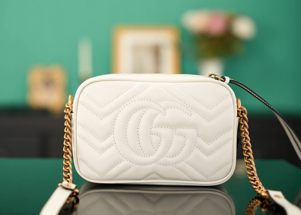 👜🔥Marmont系列绗缝迷你相机包 白色 18cm （原厂皮 全铜五金） 正品售价¥12.000 独家原厂皮发售 限量级别 白色真的好温柔 经典百搭不挑人 自重很轻 链条搭配皮革的肩带不怕溜肩 毫不夸张说 绝对是日常用出场率最高的包 官方款号 448065 尺寸迷你：18x12x6cm 小号：24x13x7cm