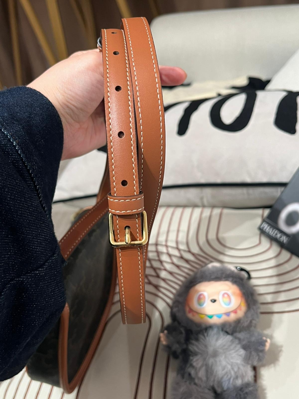 Celine mini Besace Triomphe Shoulder Bag，100%Authentic, 98%new✅Tag✅Dust bag