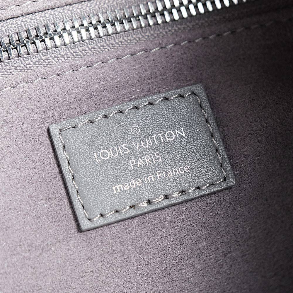 𝐂𝐀𝐑𝐑𝐘𝐀𝐋𝐋 𝐃𝐀𝐑𝐊芯片跳动码中号👜✨ ↘爆款𝐶𝑎𝑟𝑟𝑦𝑎𝑙𝑙 𝐷𝑎𝑟𝑘鲨鱼灰，强烈推荐闭眼入！ 羊皮面料搭配着老花肩带点缀，简直又是新宠大爆款， 慵懒随性感轻松拿捏🤏🏻 上市后一直处于一个断货王的存在！ 五金材质：厚镀纯钢五金 皮料材质：法国进口小羊皮 尺寸详情：𝟑𝟗*𝟑𝟎*𝟏𝟓cm