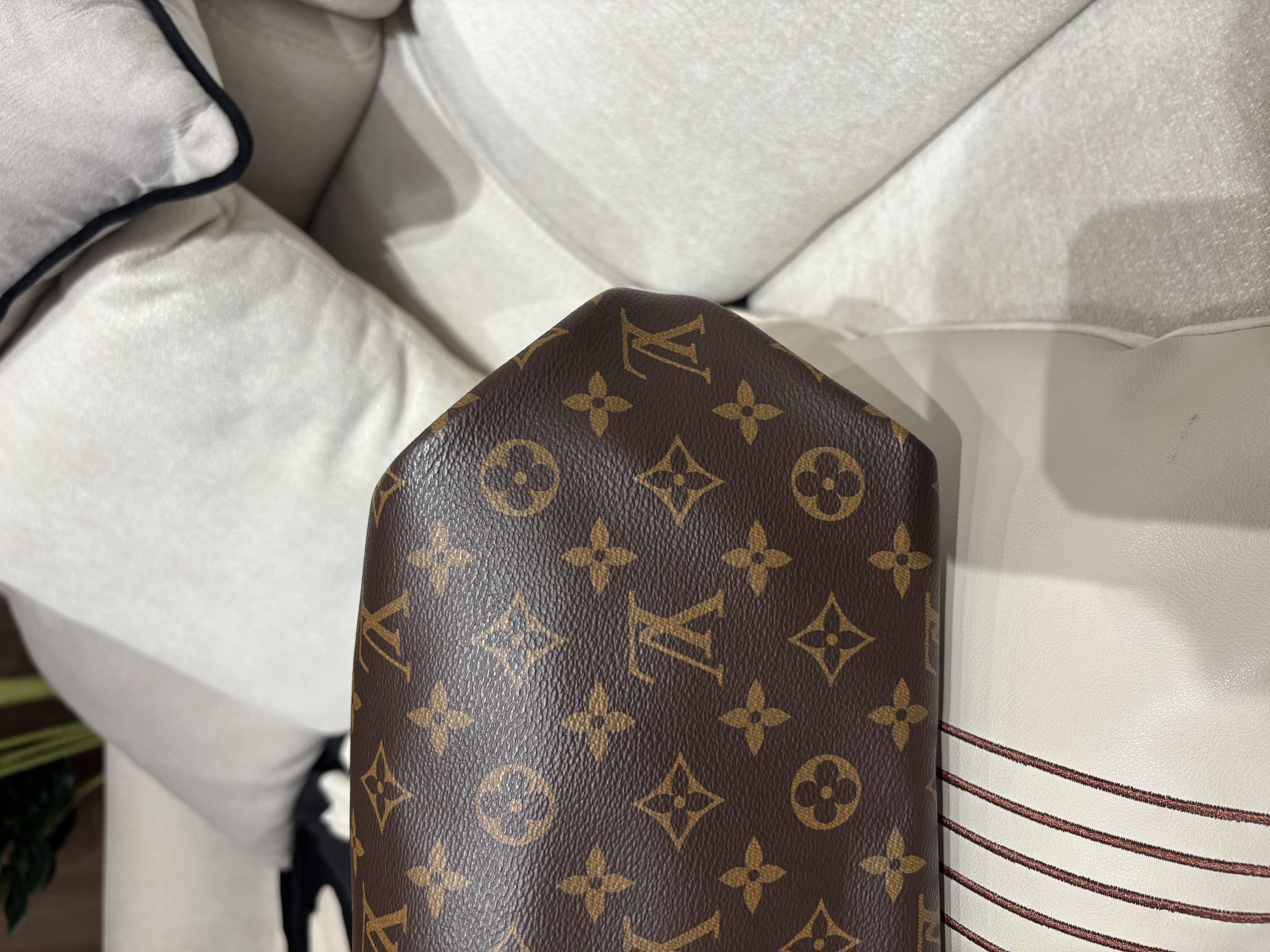 Lv flowers zipped tote bag pm 100%Authentic, 98%new ✅Key Lock ✅Dust bag