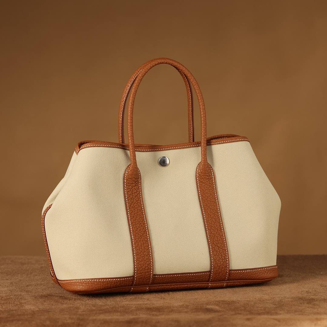 Hermes 爱马仕 Garden Party 30 布配金棕皮花园包👜✨ 尺寸：30*20*13cm 配皮面料是采用法国原厂的Togo皮，纹路清晰，颗粒感饱满，手感细腻，扑鼻而来的香味，爱不释手 版型真的是决绝子 喜欢大包的就入手吧 绝对不后悔的一款大购物袋😍💕