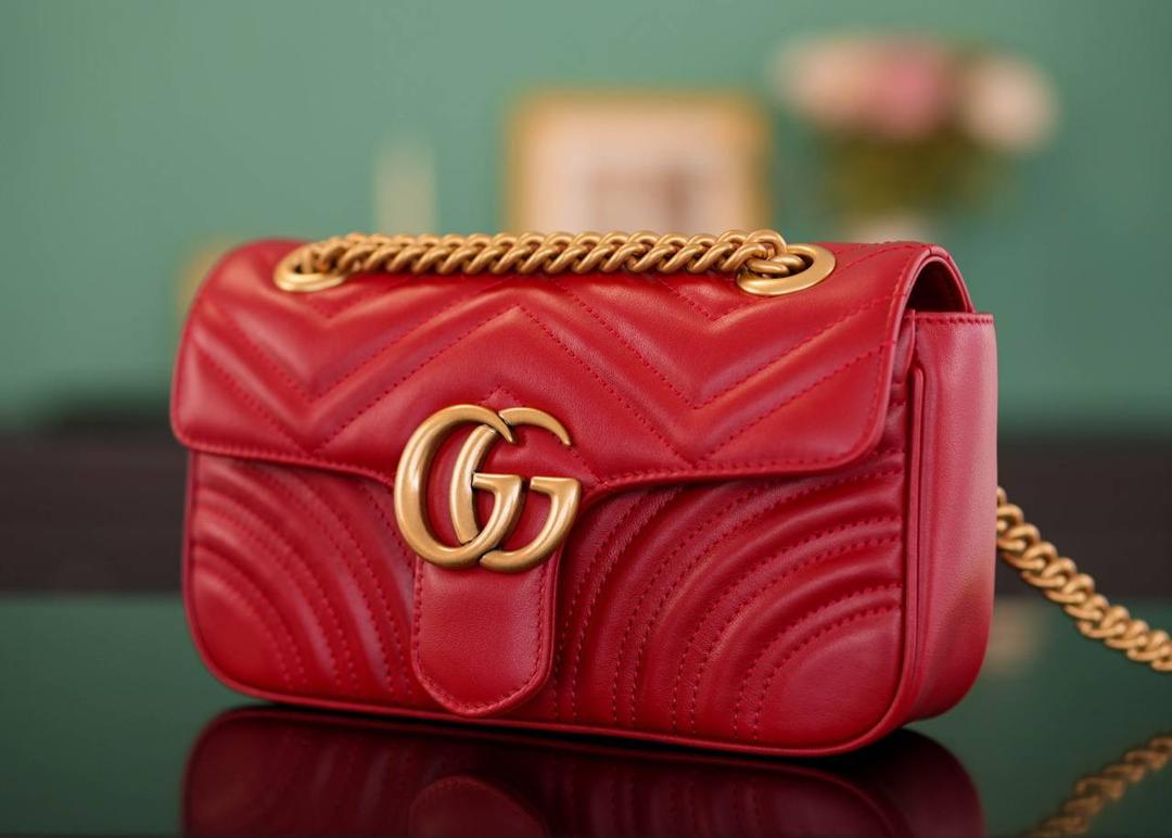 👜Marmont系列肩背包经典款 红色 22cm💕 （原厂皮 全铜五金） 正品售价¥18.000 独家原厂皮发售 限量级别 以前欣赏不了红色的包 但是现在真的觉得红色很赞很高级 黑色的衣服搭配个性张扬的红色 真的是又美又飒满满的女人味~ 官方款号 446744 尺寸小号：22x13x6cm 尺寸大号：26x15x7cm