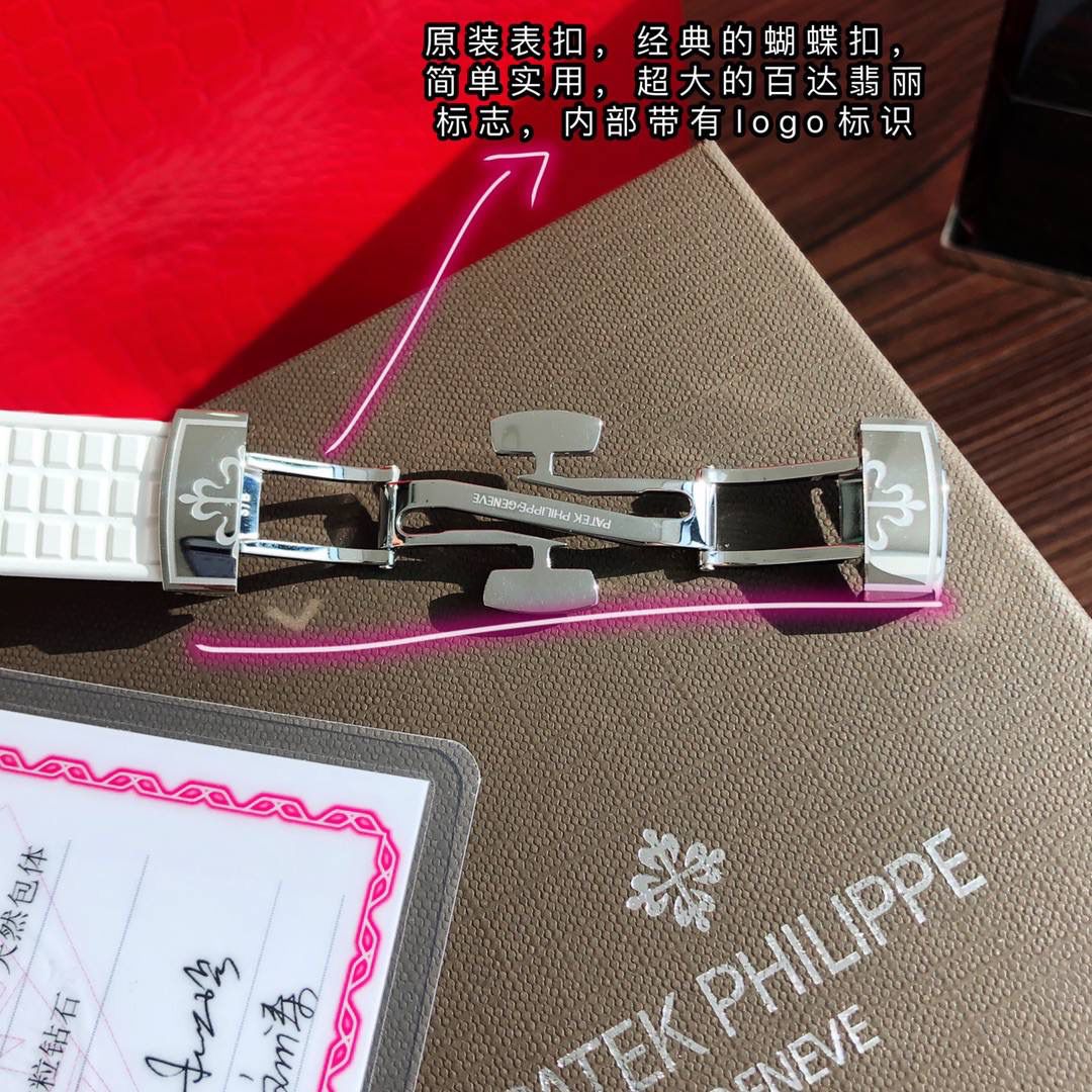 细节实拍‼️百达翡丽AQUANAUT 搭载原装瑞士石英机芯 。由100个零部件组成的一颗小而强大的内脏。真正做到零返修零误差！表盘设计也颇为独特，个性的浮雕表盘，精致立体字块。整个手表看起来立体感 高级感十足！玻璃采用蓝宝石超强硬度水晶玻璃。防反光 防刮花。进口热带复合材料橡胶表带，佩戴极为舒适贴手，适合各种手腕。搭配原装蝴蝶表扣 佩戴方便。最强舒适感😍🤟🏻