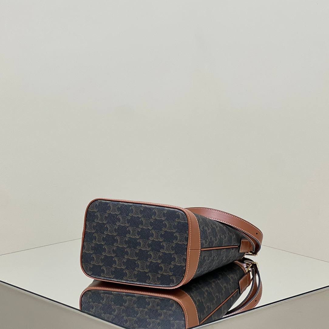 🔥大货实拍图 𝗖𝗘𝗟𝗜𝗡𝗘♥𝗧𝗥𝗜𝗢𝗠𝗣𝗛𝗘 𝗖𝗔𝗡𝗩𝗔𝗦小号水桶 型号：191442 尺寸：30*22*13cm。