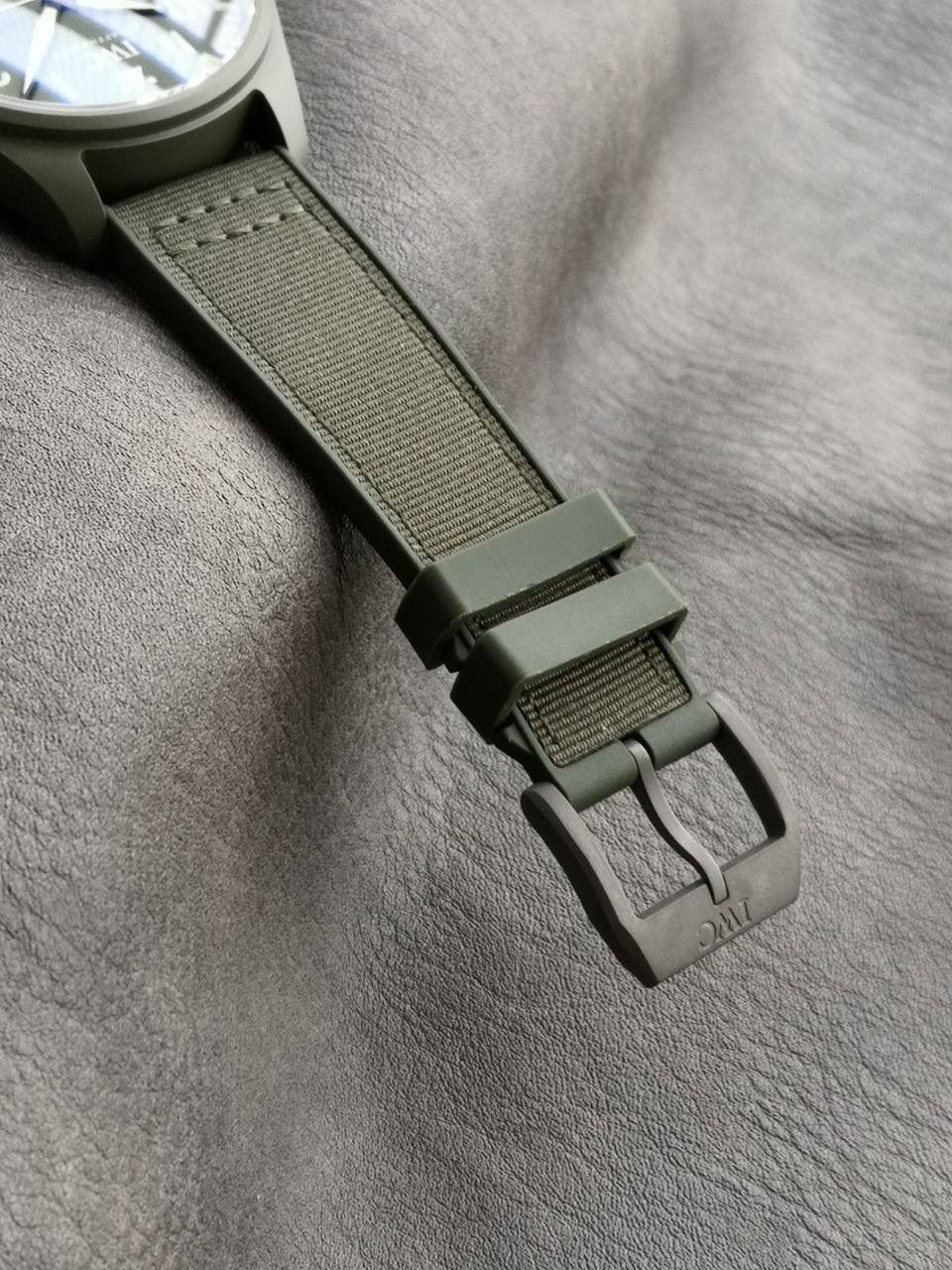 IWC 万国 IW3298-02 「森林绿」——全新材质打造，重磅登场 这款万国在巴塞尔表展只展出20枚，就被表友抢光，至今全球仍延迟上市。 我们通过巴西表友，在表展溢价30%才入手一枚，以此开版研发。 经过多次调试，联合日本粉料厂商，做出和正品一致的森林绿气化氧化锆陶瓷表壳，高温烧制后颜色均匀、韧性好、耐摔。 同时顶级字面厂同步制作表盘与指针：表盘森林绿配色，白色数字带细微绿丝，指针颜色与夜光效果均和正品一致。