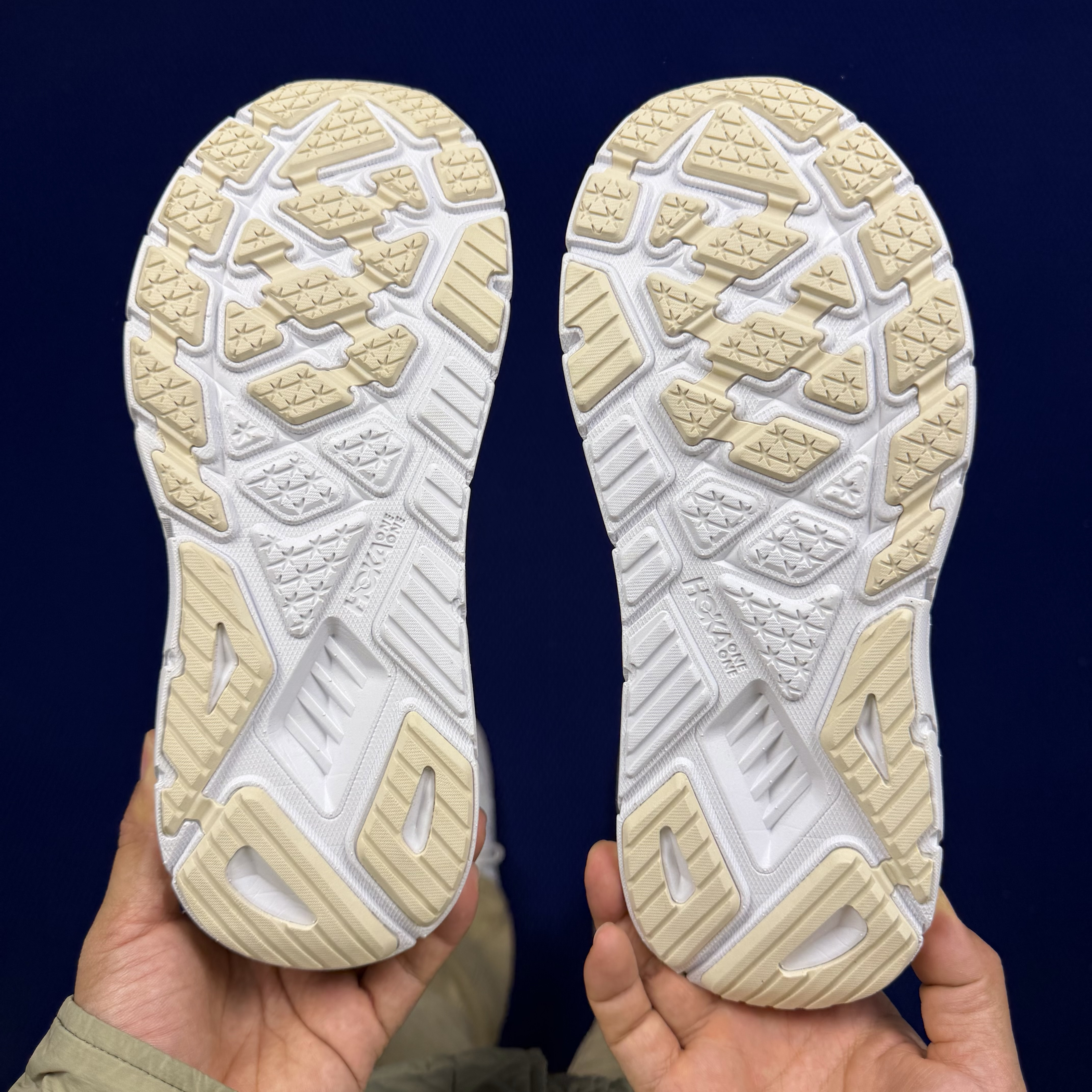 Hoka One One Arahi 7