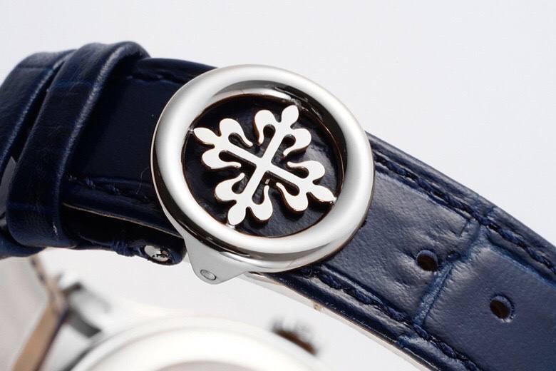 新品百达翡丽5396R系列腕表 表径38.5MM。表壳一体成型，平实的抛光工艺是最重要的精饰技术之一。它能凸显表壳形态，强调不同部分的特色，使表壳成为一个耀目的整体。 全新PP 5396R表盘左侧视窗显示星期，右侧显示月份，而6点鐘位置较大视窗则是白底黑字显示日期；下半部分则是24小时和月相显示辅助面盘处在日期视窗与双视窗之间，确保视觉效果上的平衡与和谐。 百达翡丽秉持着纯粹简洁的创作元素，华丽质感很难让人忽略，玫瑰金与海军蓝的搭配也让人心动非常，不论在视觉、舒适度亦或是实用性上皆能让佩戴人感到满意。 机芯部分，搭载PPF自研324 S QA LU 24H/303自动上链机芯，备有硅游丝，且动力储存最长能到45小时。这枚机芯饰有日内瓦条纹的镀铑夹板、圆润的倒角边缘、嵌金雕刻纹路、饰有Calatrava 十字星雕刻图案的大型18K黄金自动盘，中心的打圈装饰纹、日内瓦涡纹倒角边缘，以及闪亮的红宝石轴承，确保走时精准🔥🔥