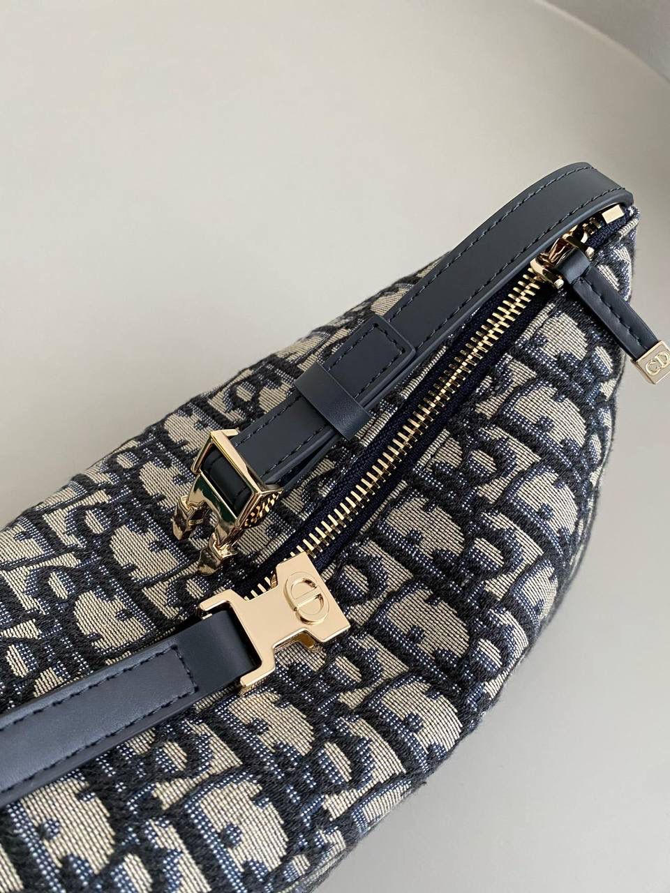 🈶老花蓝中号（配肩带） 𝗗𝗜𝗢𝗥 𝗡𝗼𝗺𝗮𝗱手提包/饭盒包🍱 又一重磅推荐了！近几年的饭盒包大火！ 各个品牌都有推出过，简直谁用谁可爱啊 复古老花帆布材质，随意揉捏不变形 日常通勤，出差当化妆包也是非常可以 我更爱它的金属插扣太高级，绝杀细节控 22×13×9.5cm #6801m