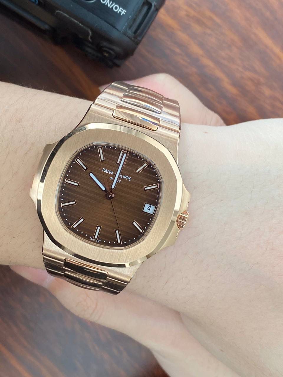 鹦鹉螺市场独家专用机芯，升级无噪音刻字版原版机芯🔥🔥 详细升级解读: 1.升级机芯全部精雕刻字，清晰不磨损，纹理做到极致。 2.升级自动陀片，采用瑞士超精密轴承，业界史无前例的安装陀片工艺。做到百分百降噪音。 3.原版机芯，无假夹版，无假摆轮，无假红宝石。WY-3k厂完整的复刻出3.3毫米的绝版高品质324SC机芯. 4..升级表盘刻度夜光超亮，而且整体做到和谐一致同步亮度。 5.鹦鹉螺经典蓝盘，目前改进与正品一致的颜色，秒杀其他工厂的表盘细节和做工。 6.日历窗口每一只手表做了水平正位，不出现偏斜遮挡。 7.把头调节档位顺畅度的多次调试，调试到最佳状态。使得升级版手雷调校时间和上链的手感畅顺 8.升级了整个手表厚度8.3毫米，完美实现全网最薄机械表，等同原装厚度。佩戴起来舒适无比。 9.重点强调324Sc机芯顺时针调日历，也就是由上往下调日历。注意辨析和正品一致。 10.调节时间的时候，拉表冠二挡。大秒针是不停止的。和正品也是一致。