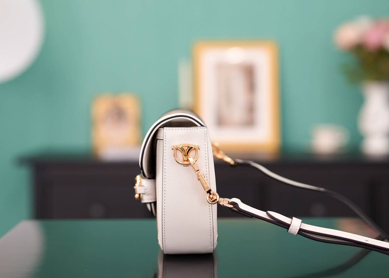 🥯Horsebit 1955系列迷你马鞍包 老花白20cm 正品售价,500 独家原厂皮发售 限量级别 GG家1955马鞍包已经火爆到人手一支的节奏，超级大爆款！ 这次出了迷你尺寸配可拆卸双肩带，简直超哇塞 马衔扣标志性设计，复古原厂牛皮配上最受欢迎pvc元素，皮肩带布肩带任意更换~ 官方款号 658574 尺寸小号：20.5x14x5cm 大号：25x18x8cm