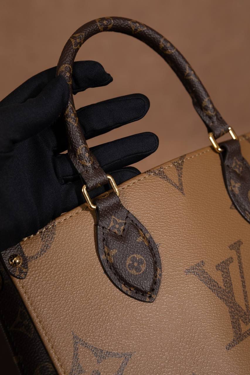 LV Onthego🎀 Toron 手柄搭配有品牌字样的提花肩带，风格对比很特别～ 还贴心附上 可拆卸零钱包，放零钱或小东西刚刚好，设计真的很加分👍 ▪️尺寸 25 × 19 × 11.5cm▪️ 大小刚好，不会太大也不会太小，日常出门超适合。 好看又实用，真的要说一句：设计师很懂女生啦～ 😆 这是 2023 早春系列，独家品质，这一季真的一定要选它！ 小号手袋把 Monogram + Monogram Reverse 拼在一起，再加上 Monogram Giant 图案，整体超有时尚感，怎么看都高级✨