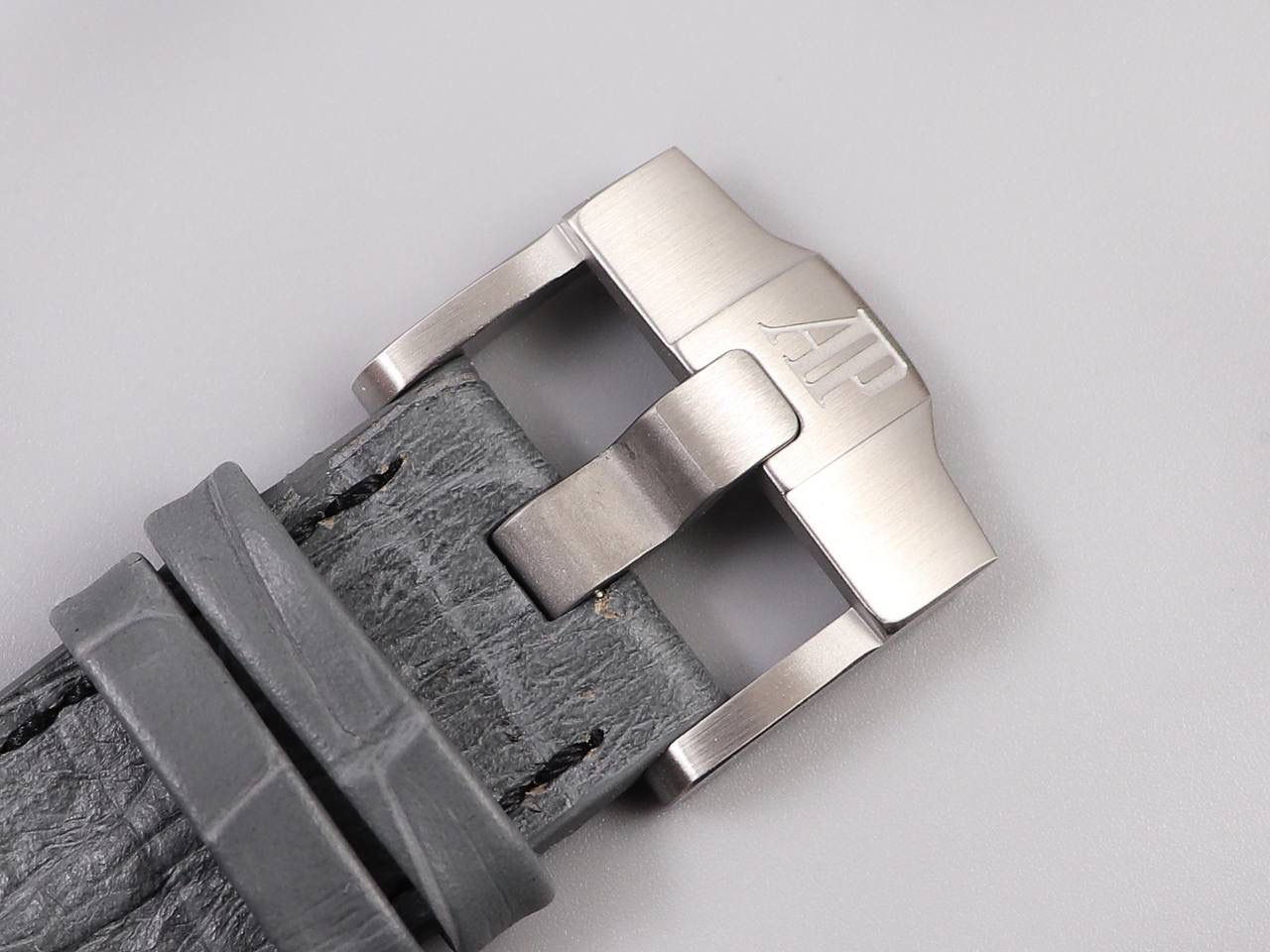 A P26470st灰面灰皮V2版经典a p计时款式之一 搭载复刻原版3126机芯 直径42mm 厚度15.6mm 🔥注：JF的所有3126机芯系列是目前市面上壳身最薄和复刻程度最强的版本🔥🔥