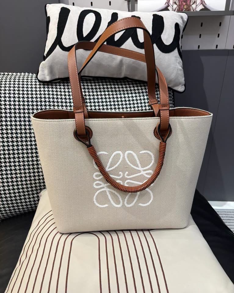 Loewe anagram tote bag  100%Authentic ,98%new✅塵袋