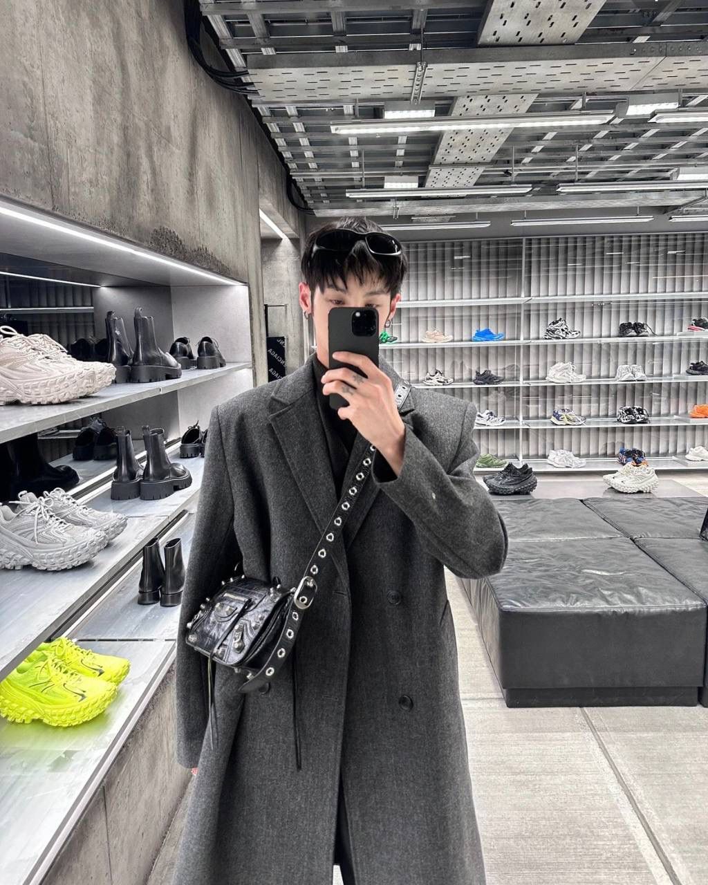 ba1enciaga le cagole机车翻盖包👜❤️‍🩹 现在的男生打扮得越来越年轻时髦 这种时髦的男包简直像珍宝一样难得 他们家真的太懂现在的潮男潮女的需求了 这只翻盖的感觉更特别！ 而且用起来更方便，打开盖子就行 包身上吊着的卡包和耳机包 砖柜单独买一个都要k➕！！ 省大钱了！ 咱家的油蜡皮爆裂感老客都知道的 纹路必须狠狠的"裂"开来 那种平滑的便宜的不对版皮请靠边～ ZP开发⚠️所有细节一致 24×14×5cm719082m