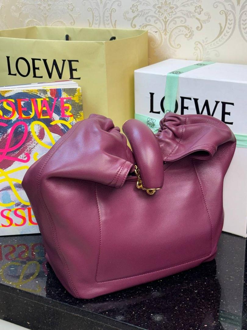 🎈（全钢五金）中号纳帕羊皮𝙎𝙦𝙪𝙚𝙚𝙯𝐞 —【绯红色】📍 尺寸中号：34-33-13.5cm 尺寸小号：29-10.5-24cm 型号:652328 😇罗家全新成员Squeeze手袋💯 满分到货•采用触感柔软的纳帕小羊皮革🐏•里外全皮💯传统工艺➕创新研究•全新独特设计。 😇最新宣言款配件：Anagramc pebbled 不锈钢及铝合金材质•升级打造标志性甜甜圈•相同质感•更轻重量。 😇具备令人惊讶的轻盈褶皱包身 可肩背、斜挎或手提*可调节甜甜圈⛓️链条肩带•搭配Anagram携刻鹅卵石•附加额外链条•可进一步延长肩带*磁扣开合*内部拉链口袋