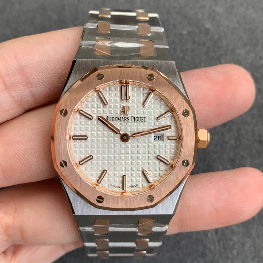 🚀连专柜都很难买的AP女款到货啦！皇家橡树系列中的女士腕表，其官方型号为67651ST.ZZ.1261ST.01，皇家 橡树系列独有的八角形外观还拥有a p独特的设计风格也将女士优雅风格融入其中，深受女士们的爱戴，即使只有33毫米的小尺寸，也将爱，，彼独有的纯净美感与刚毅线条展现的淋漓尽致。 而镶满钻石的表圈也为佩戴的女士增添了更多的柔美。搭载瑞士石英机芯、拥有实用的日历显示功能‼️