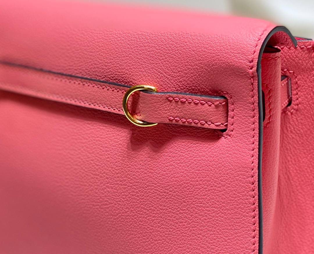 『唇膏粉·金』 ‘’Kᴇʟʟʏ ᴅᴀɴsᴇ • Evercolor 🎀 时尚圈就是一个圆！ 最厉害的就是六种背法： 斜背、侧背、肩背、腰包、背包、手包 集美们一定要安排起来‼️ 22Cm