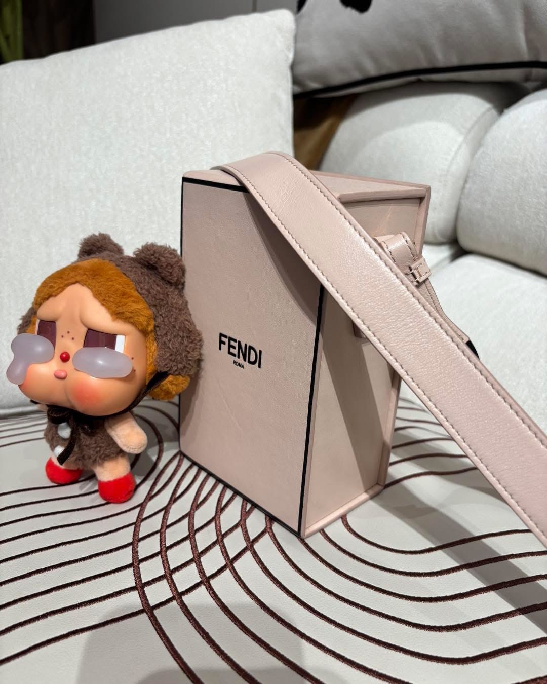 FENDI Calfskin VERTICAL BOX Shoulder bag 100%Authentic,95%new 