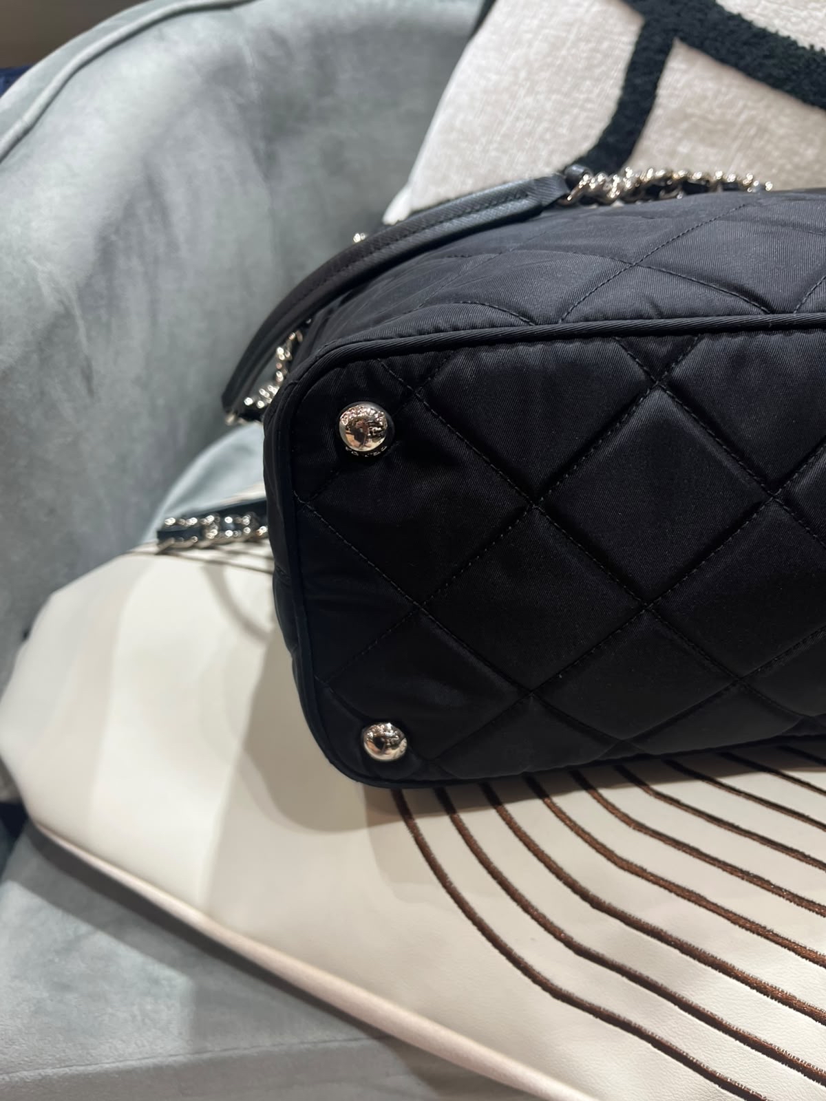 Prada nylon shoulder bag  100%Authentic ,98%new✅dust bag