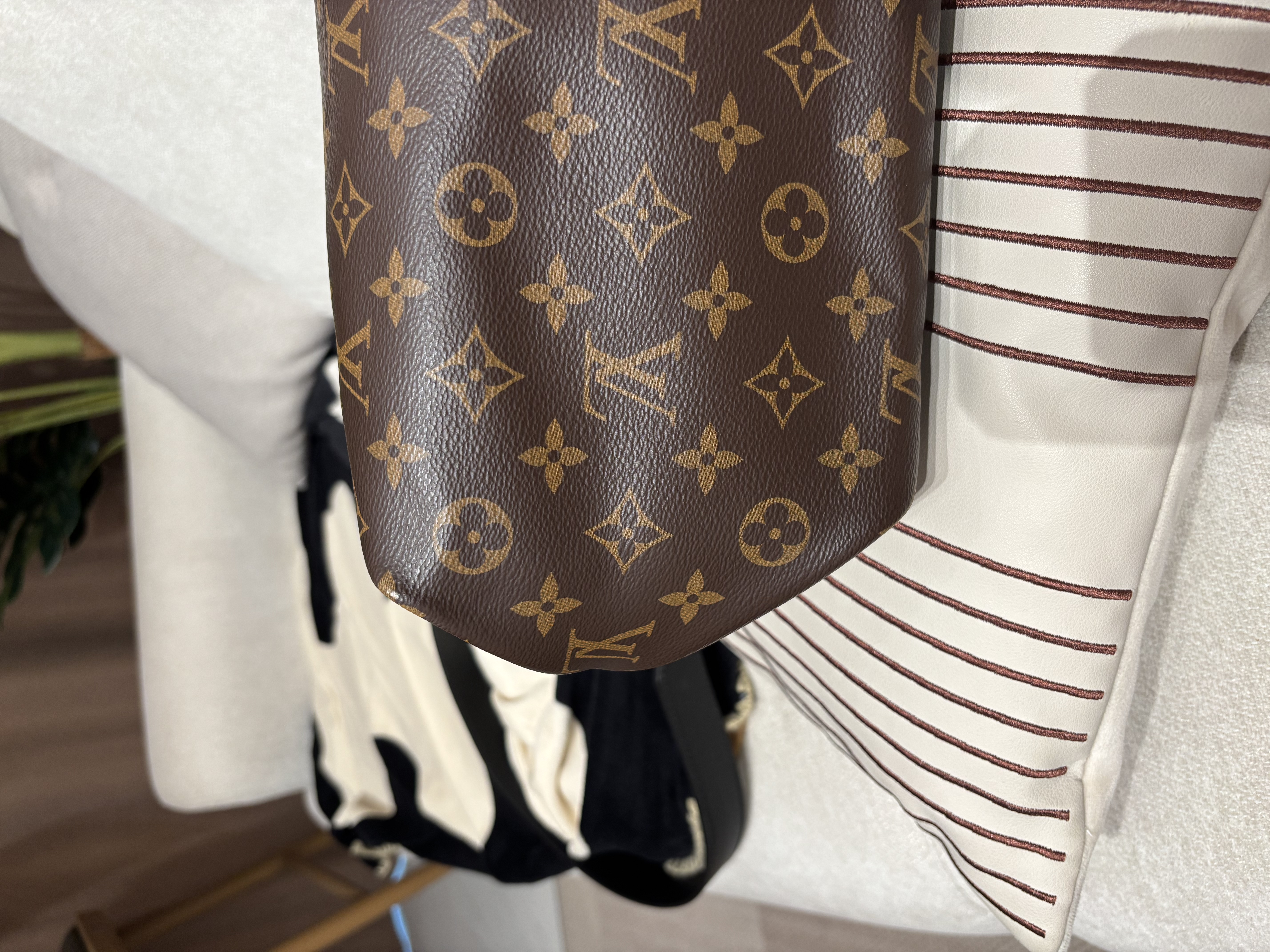 Lv flowers zipped tote bag pm 100%Authentic, 98%new ✅Key Lock ✅Dust bag