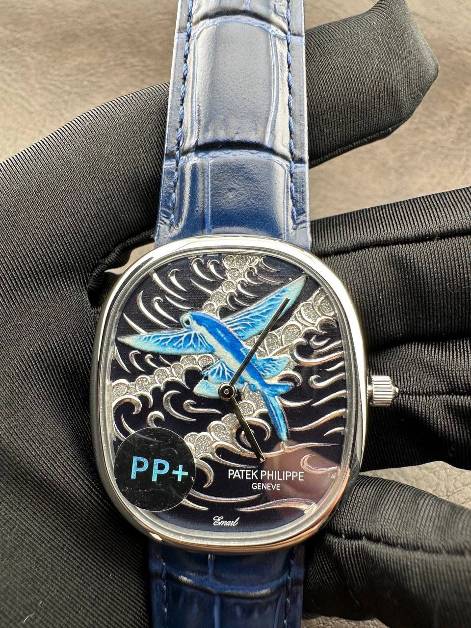 PP➕ Factory2025新品首发｜百达5738系列 68克配重版 复刻经典，更胜经典——GOLDEN ELLIPSE 黄金椭圆腕表重磅登场！ ✅ 黄金分割美学重塑：遵循1:1.6181经典比例，34.5MM×39.5MM椭圆表径搭配7.7MM纤薄厚度，复刻古典韵味与佩戴舒适度。 ✅ 316L精钢表壳：介于圆形与矩形之间的别致椭圆轮廓，还原原版线条张力，质感细腻出众。 ✅ 3D立体云贝母表盘：专属浮雕打印工艺，折射神秘深邃光泽，告别市面暗淡平庸款，上手自带高光。 ✅ 定制进口小牛皮表带：21X16尺寸对版原配，搭配同型椭圆表扣，与表壳设计遥相呼应，贴合手腕更显格调。 ✅ 9015精准机芯：走时稳定精准，兼顾实用性与耐用性，日常佩戴无压力。 PP➕不做“远观款”，只为呈现最接近原版的真实佩戴体验——从细节质感 to 上手触感，每一处都经得起近距离审视，让经典韵味在腕间完美延续！