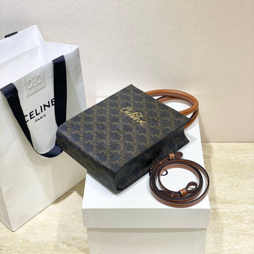 🔥大货实拍图 𝗖𝗘𝗟𝗜𝗡𝗘 ♥ 𝗧𝗥𝗜𝗢𝗠𝗣𝗛𝗘 𝗖𝗔𝗕𝗔𝗦 𝗧𝗢𝗧𝗘 𝙘𝙚𝙡𝙞𝙣𝙚的爱心𝙡𝙤𝙜𝙤也太会了吧！直接俘虏我！实在是太会抢钱了！托特包的天花板🥇 型号：194372 尺寸：17*21*4cm