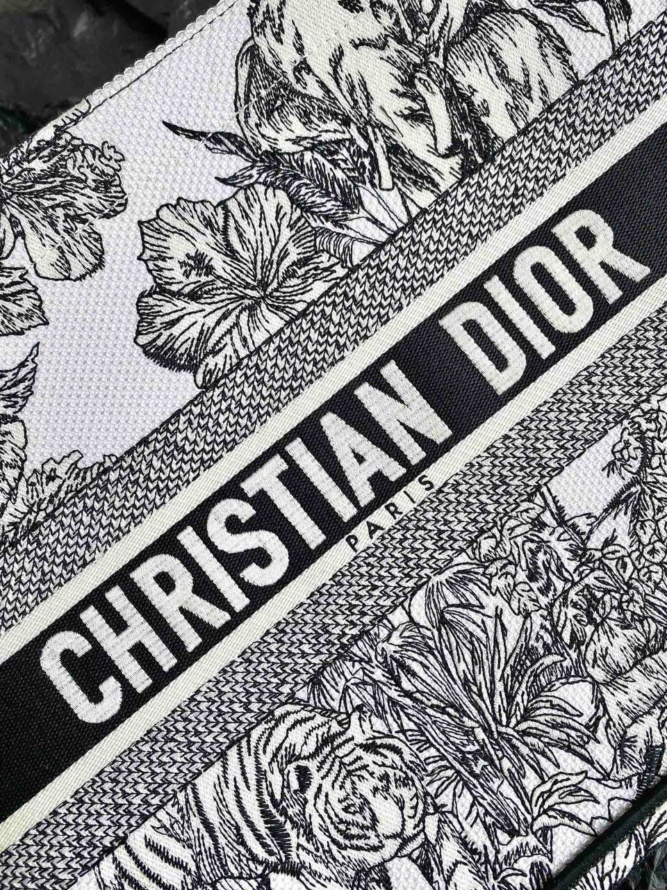 🈶黑白动物园中号 𝗖𝗗 𝗕𝗼𝗼𝗸 𝘁𝗼𝘁𝗲23最新购物袋 将经典的茹伊图案加老虎大象孔雀等 把印度文化中的代表性动物都融合一起 异国风情的浪漫，这不只是包，还是艺术品💐🎀 喜欢极简风可以选这黑白色调的 36.5×28×17.5cm