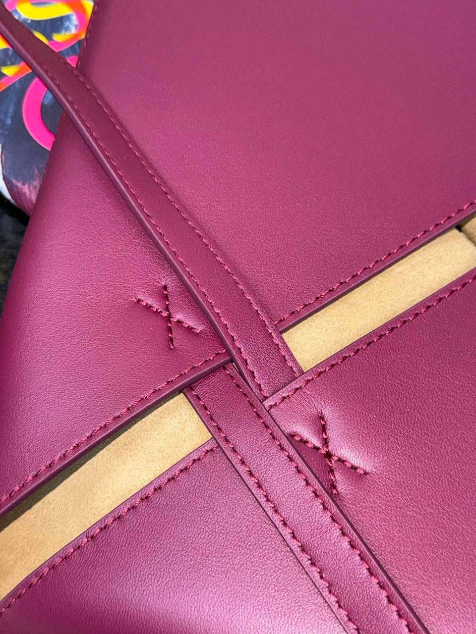 *中号𝐏𝐮𝐳𝐳𝐥𝐞 𝐅𝐨𝐥𝐝折叠手袋👜*（深红拼色） ——全新【𝗡𝗘𝗪】升级‼️ 延续经典𝙋𝙪𝙯𝙯𝙡𝙚的标志性几何裁剪设计，新晋顶流🅰️𝙋𝙪𝙯𝙯𝙡𝙚 𝙁𝙤𝙡𝙚 𝙏𝙤𝙩𝙚以折纸包为灵感，升级成🉑完全折叠‼️的结构，立体与平面任意切换，出差旅行🧳必备单品。小牛皮材质轻且柔软，𝐌𝐢𝐧𝐢尺寸搭配一条可拆卸式肩带，手提，肩背，斜挎多样化背法✨ 尺寸：𝟐𝟓.𝟓-𝟏𝟒.𝟓-𝟑𝟏.𝟓𝐜𝐦 款号：052316