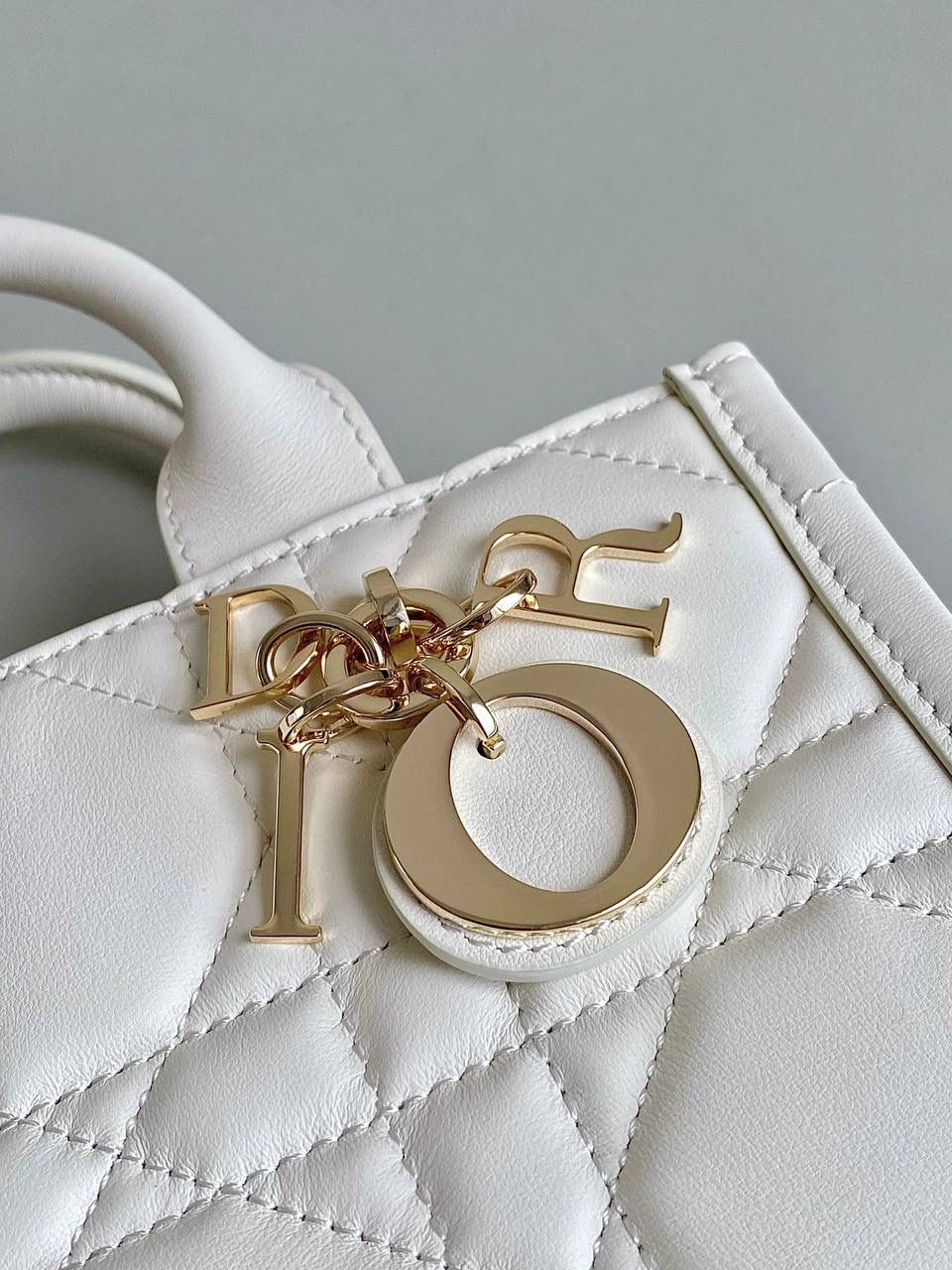 🈶全皮白，mini 𝗗𝗜𝗢𝗥 𝗯𝗼𝗼𝗸 𝘁𝗼𝘁𝗲24新款 不得不说，D家确实好会玩啊 可以背的托特来了！简直不要太棒 在最最最经典的托特上又衍生爆款了 可可爱爱的mini尺寸，恨不得天天背！😍 21.5×13×7.5cm