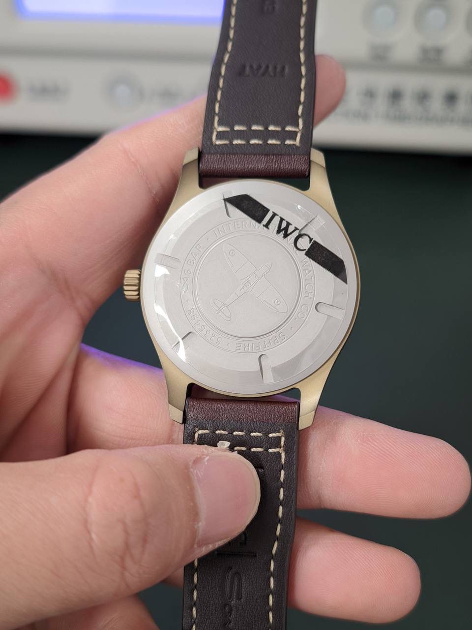 马克十八 马克18喷火战机腕表震撼出击。橄榄绿盘面，青铜材质外壳，整体狂野彪悍，复古非凡！【表壳】腕表尺寸39mmX10.6mm。与原装一致采用青铜材质，随着岁月境迁，能留下属于自己的特殊痕迹。钛合金底盖，同样镌刻有“喷火战机”图案。栩栩如生，与原装无二。【表带 扣】棕色意大利小牛皮表带，搭配五级钛金属万国式经典针扣。【机芯】采用结构与原装基本吻合的TOP级9015自动上旋机芯。