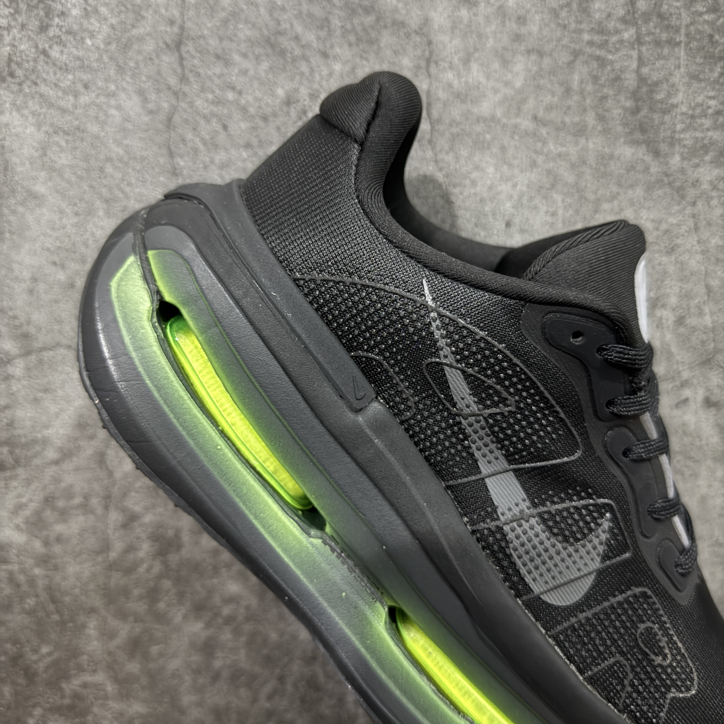 Nike Vomero Premium HQ2050-001