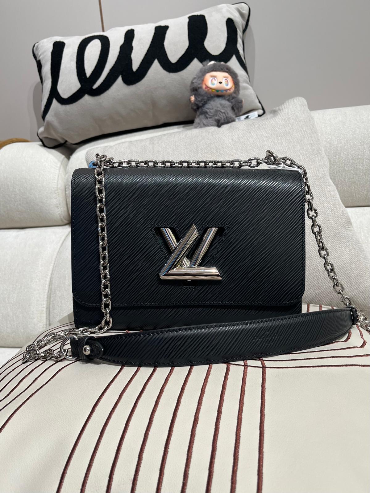 Lv twist mm epi M21110  100%Authentic ,98%new ✅mirror✅dust bag 專門店售價💰 $39,000  