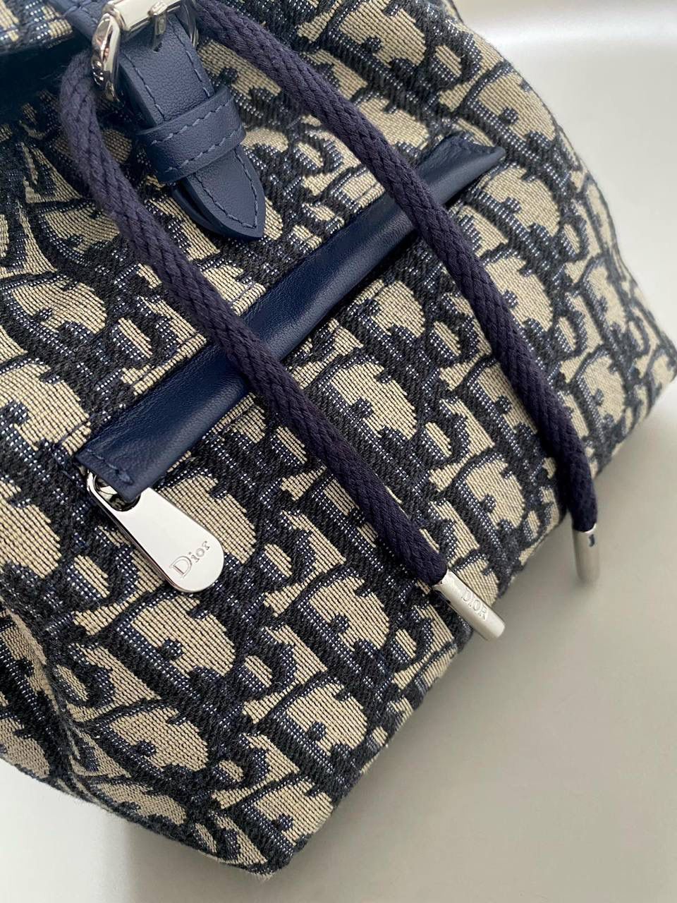 🈶老花蓝 𝗗𝗜𝗢𝗥 𝗕𝗮𝗯𝘆 𝗺𝗶𝗻𝗶双肩包 这么乖巧的超迷你尺寸，谁不迷糊啊！ 简直太太太可爱了，小小一只萌翻 俏皮的少女感非常减龄，又奶又显乖巧 大人小孩一起用啊！出门赚足眼球了！！ 手机是完全能装下的，日常用刚刚好 也很适合出游的时候背，轻便解放双方 可以毫不犹豫的首选，颜值实用并存 18×19.5×10.5cm #6616m