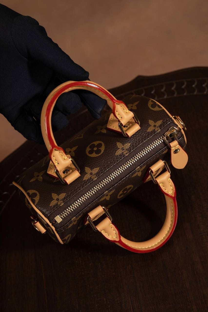 LV 枕头包🎀 这款 Nano Speedy 枕头包， 真的一眼就会被迷到 😍✨ 是 真正原厂级品质，ZP 正品级， 从材料、五金、车线到油边， 全部都用 正品级原材料，质感很稳很放心 👍