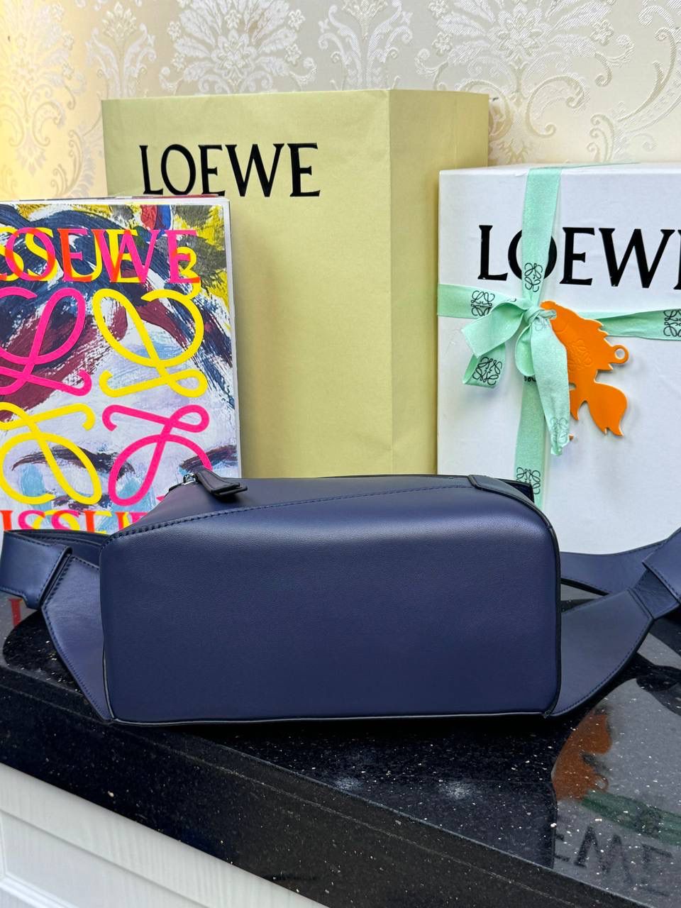 ⭐️最新升级版𝟮.𝟬-𝗣𝘂𝘇𝘇𝗹𝗲腰包⭐️ （珍珠灰到货‼️） 尺寸：𝟮𝟰-𝟭𝟬.𝟱-𝟭𝟲𝗰𝗺 款号：052343 👉🏻长方体形状和精确的切割技巧创造出Puzzle 腰包以及独特的几何线条成为 “Loe罗家”的著名代表作~ 👉🏻金属搭扣开合，刻有标志logo徽标，可调节肩带，翻盖大容量插袋和一个外部拉链口袋，🐂柔软细腻napa小牛皮，正品Ykk五金，Anagram压纹，人字纹棉麻帆布内里 👉🏻（男女♀♂同款）大小非常合适。胸包、背包、单肩、斜挎、腰包五种背法任你解锁🔒 👉🏻 （独家背景➕独家品质➕独家包装➕独家控制对版细节📦➕精致全套礼盒套装❤️） 重点：让你花最少的钱💰体验最大的仪式感❤️