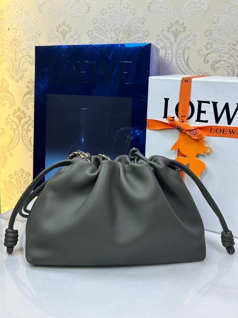 🎈中号链条款𝙁𝙡𝙖𝙢𝙚𝙣𝙘𝙤 𝙋𝙪𝙧𝙨𝙚羊皮 ——【深卡其绿】 尺寸：𝟯𝟬-𝟭𝟬.𝟓-𝟮𝟬𝐜𝐦 编码：012403 👉🏻延续福袋收缩绳褶皱设计，羊皮包身手感细腻柔软❤️ 👉🏻链条肩带➕皮肩带的双肩带设计，时尚百搭，给足了集美们多样化的选择。肩带可拆卸可调节，磁扣开合，正面烫金𝙇𝙤𝙜𝙤，呈现出高贵典雅的视觉感😍 👉🏻独家背景➕独家品质➕独家全套砖柜礼盒套装，市场高端品质皆在我手✌🏻