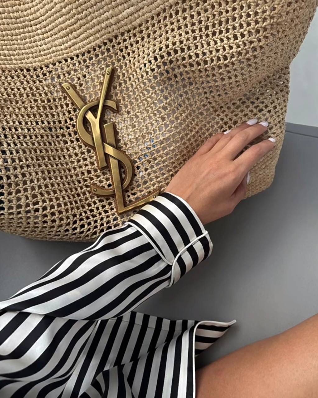 ⏰即将到货 ys1 icare拉菲草编包🏖️ 这只包的全皮款本来就特别好看 把它改成草编包真的太明智了 一个秋冬背，一个春夏背 这只草编包完全满足了喜欢背大包的姐妹的需求 其他草编包啊，几乎都是菜篮子的形状 说实话，菜篮子做大了真的不太好看，也不好背 草编icare的出现真的大大满足了 又美又好背☺️🏖️☀️ 这只包是师傅一针一针勾出来的 所以产量不会多，出货时间也慢 除了出货难出货慢，真的没有缺点 先下单先安排咯～ 55×43×5cm772191m