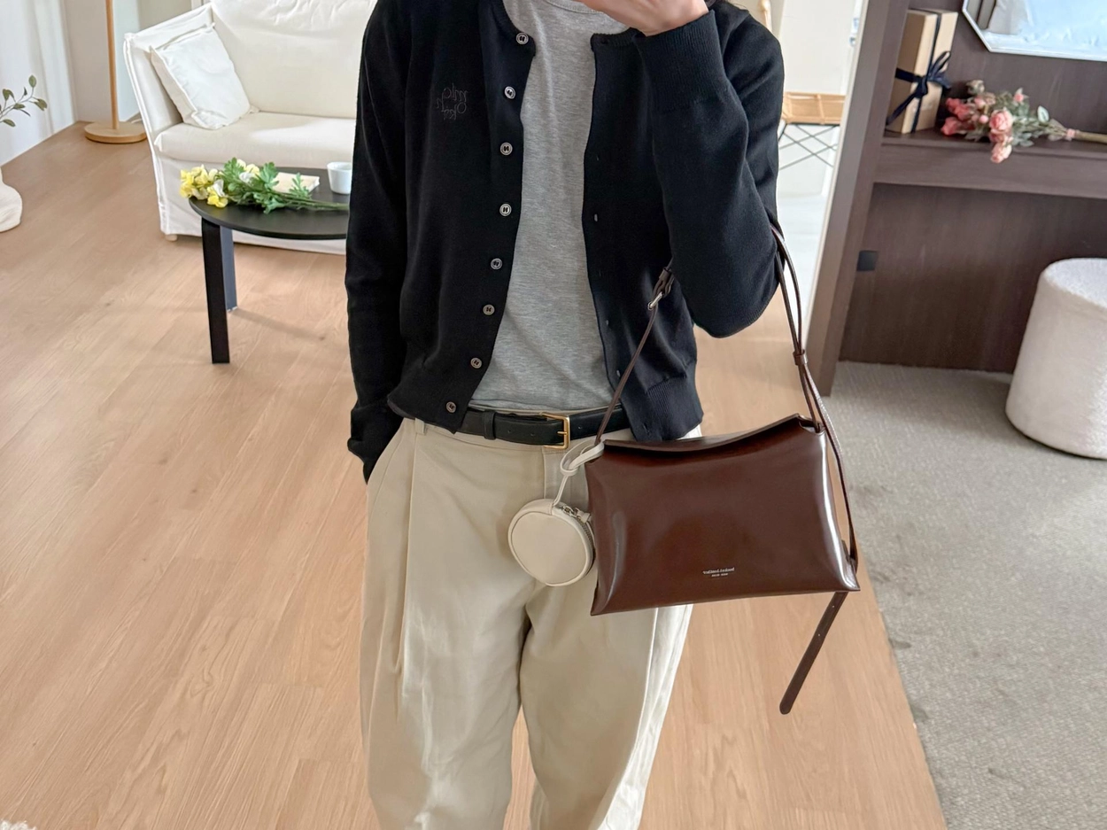 【26SS新皮】預訂_牛皮亮面 Bread bag 磁吸枕頭包 (M) By Bucks & leather